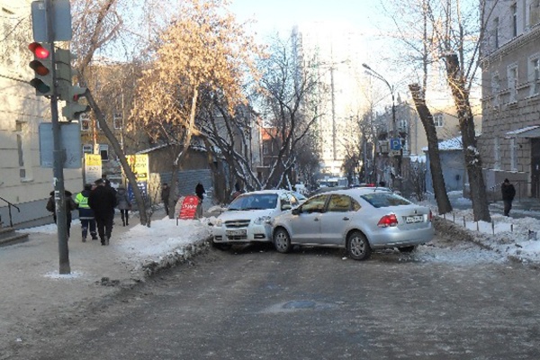 В Екатеринбурге иномарка сбила трех пешеходов - Фото 1
