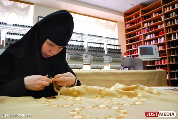 Сестры Ново-Тихвинского монастыря делают к Рождеству уникальные подарки с вышивкой - Фото 1