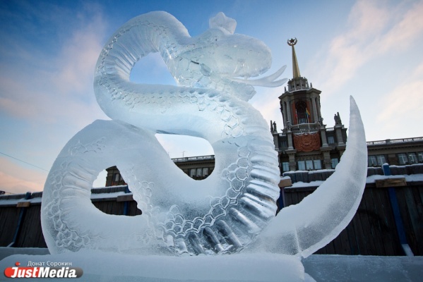 Первые кадры со строительства ледового городка: готовы символ будущего года и стена с трещинами и пузырями. ФОТО - Фото 1