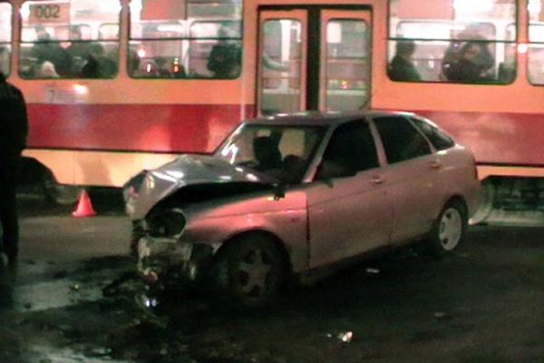 В Екатеринбурге в столкновении автобуса и легковушки пострадали четыре человека - Фото 1