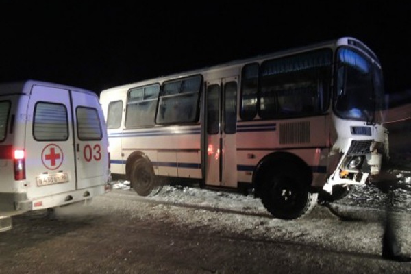 На трассе Екатеринбург—Тюмень пьяный водитель легковушки, лишенный прав, врезался в автобус - Фото 1