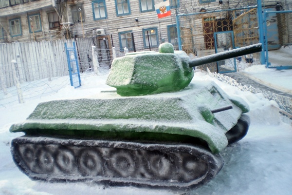 В колонии Сосьвы осужденный вылепил из снега Т-34 - Фото 1