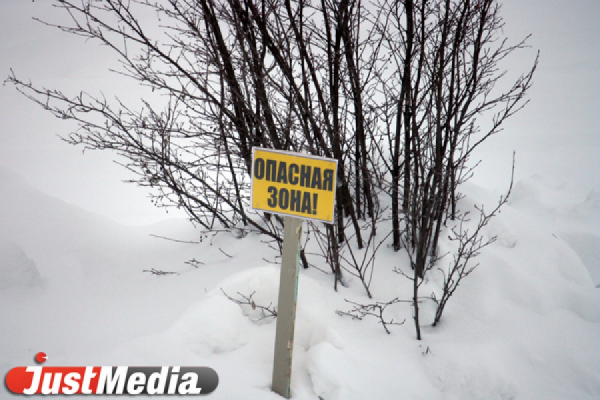 В Екатеринбурге КАМАЗ провалился под лед. Пострадавших нет - Фото 1
