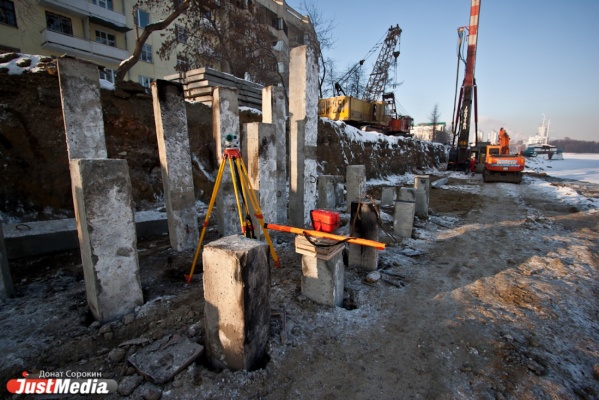 Ученые  установят возраст старинного фундамента, обнаруженного при реконструкции набережной в Екатеринбурге - Фото 1