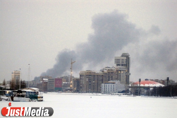 Крупный пожар на Сортировке — на площади 300 кв. метров горит ангар - Фото 1