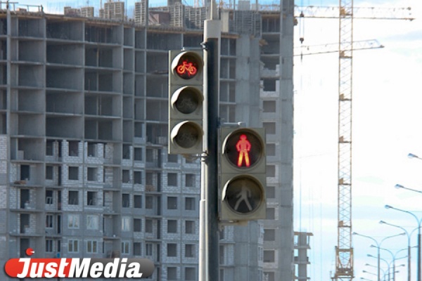 В Екатеринбурге три пешехода попали под машину, перебегая дорогу на красный свет - Фото 1