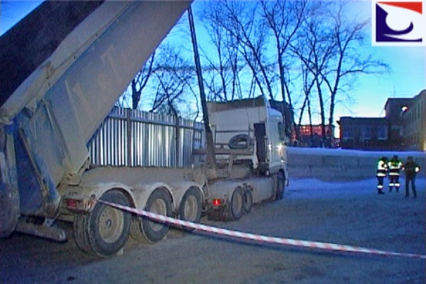 В Екатеринбурге грузовой тягач раздавил своего водителя - Фото 1
