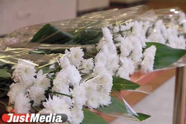 Администрация Екатеринбурга будет дарить горожанам гвоздики, розы и хризантемы - Фото 1