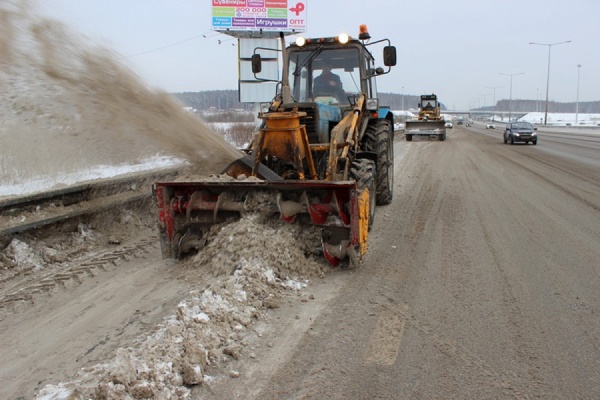 На дороге в Кольцово срочно убрали снег - Фото 1