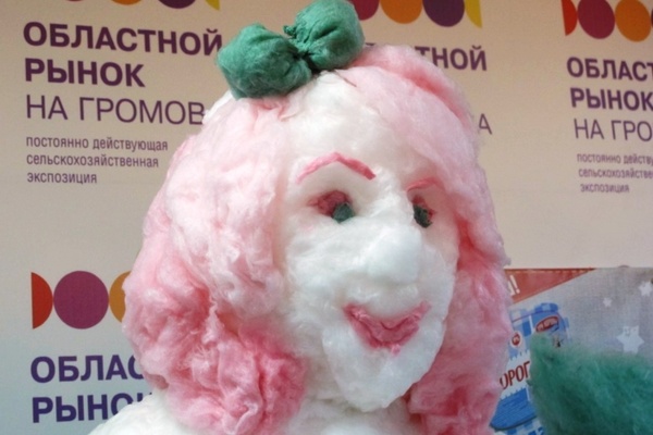 В Екатеринбург создали женщину из сладкой ваты - Фото 1