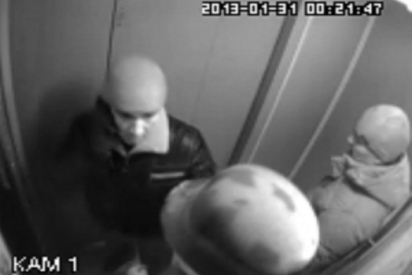 СРОЧНО! Полиция Екатеринбурга ищет грабителей, напавших на мужчину в подъезде дома на улице Авиационной - Фото 1