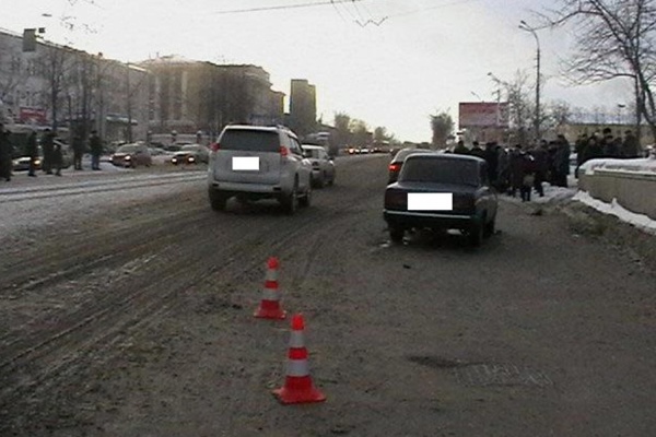 В Екатеринбурге водитель, проехав на красный свет, сбил двух женщин-пешеходов - Фото 1