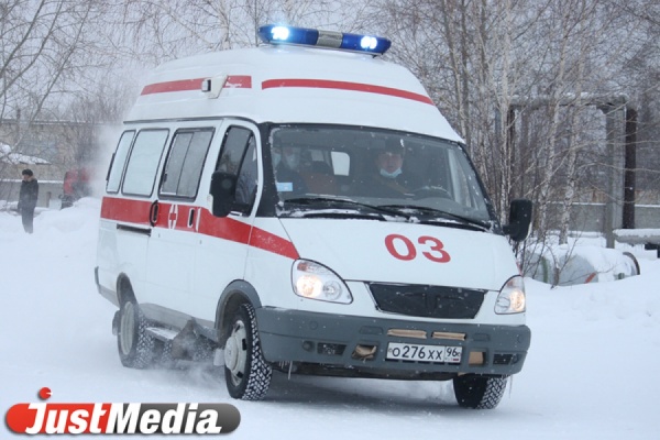 В Екатеринбурге ребенок получил травму головы от падения снега - Фото 1