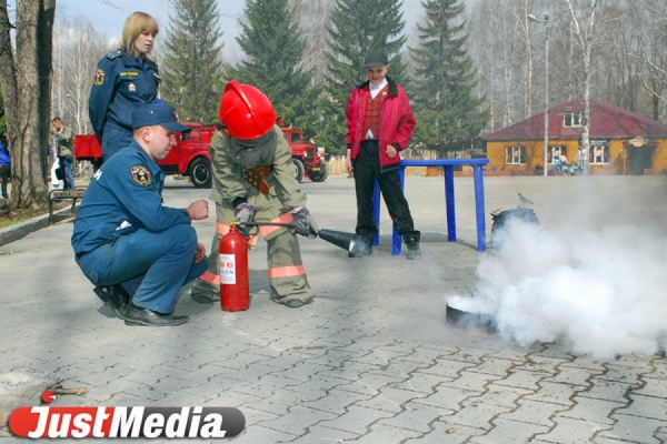 В Екатеринбурге пожарные на коньках будут учить горожан бороться с огнем - Фото 1