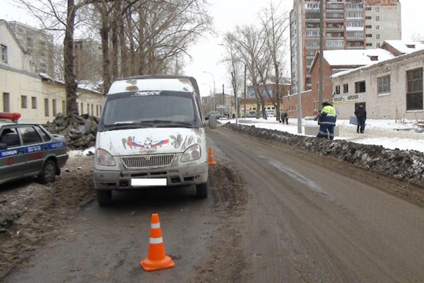 В Екатеринбурге ребенок попал под колеса «Газели», перебегая дорогу в неположенном месте - Фото 1