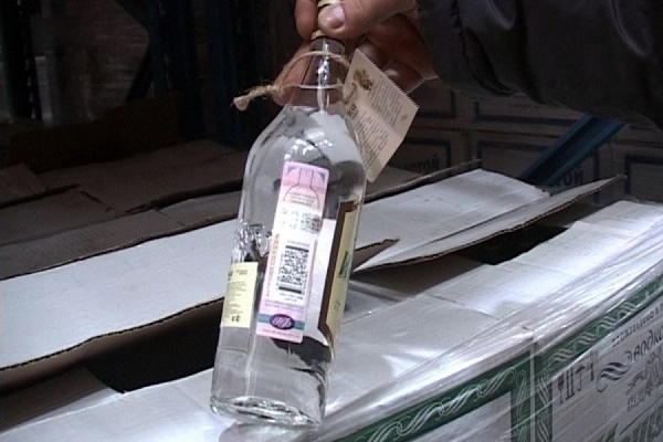 В Екатеринбурге полиция изъяла более 65 тысяч бутылок водки с поддельными акцизными марками - Фото 1