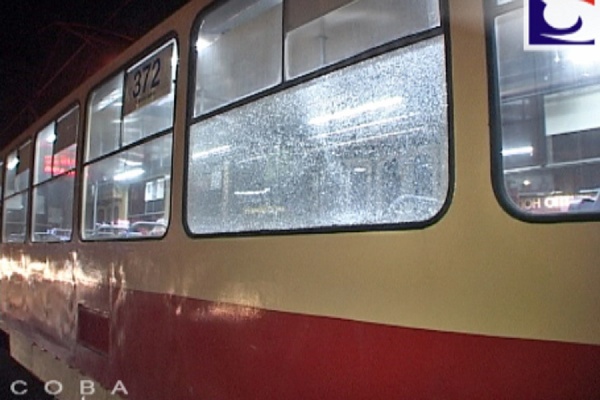 В центре Екатеринбурга неизвестные обстреляли два трамвая и автобус - Фото 1