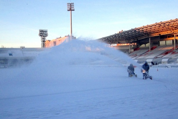 Центральный стадион выходит из зимней «спячки»: поле готовят к новому сезону - Фото 1