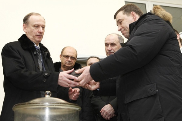Николаю Патрушеву в УрФУ подарили осколок метеорита - Фото 1