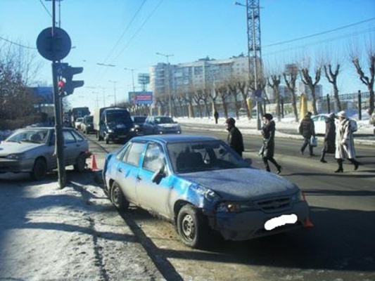 В Екатеринбурге водитель легковушки сбил двух пешеходов, переходивших на зеленый свет - Фото 1