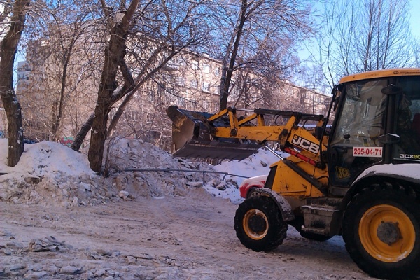 УК Екатеринбурга не вывозят убранный снег из дворов из-за жадности горожан  - Фото 1