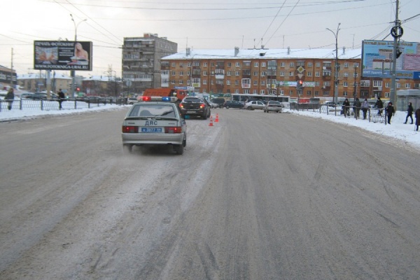 В Екатеринбурге водитель иномарки сбил маму с ребенком - Фото 1