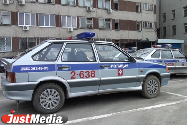 В Екатеринбурге по подозрению в краже автомобиля задержан сотрудник полиции - Фото 1