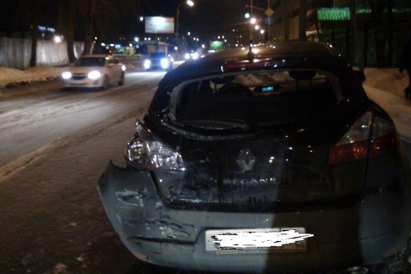 В Екатеринбурге водитель автобуса, отвлекшись на пассажиров, врезался в легковушку - Фото 1