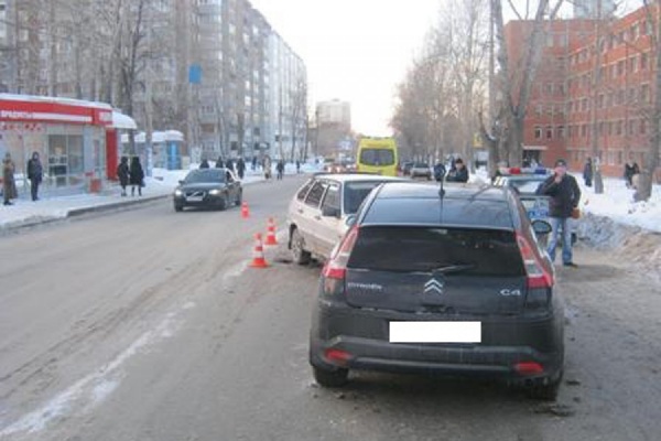 В Екатеринбурге водитель ВАЗа сбил ребенка-пешехода и врезался в иномарку - Фото 1