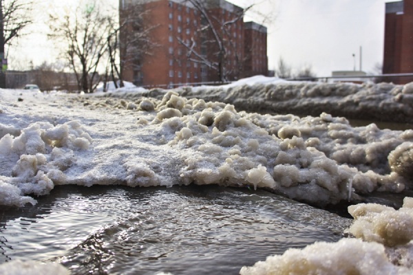 В Екатеринбурге возле педуниверситета залило холодной водой проезжую часть - Фото 1