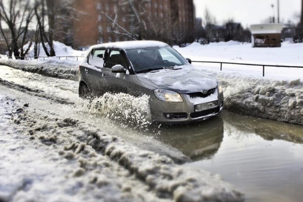 В Екатеринбурге из-за коммунальной аварии на Уралмаше без холодной воды осталась девятиэтажка - Фото 1
