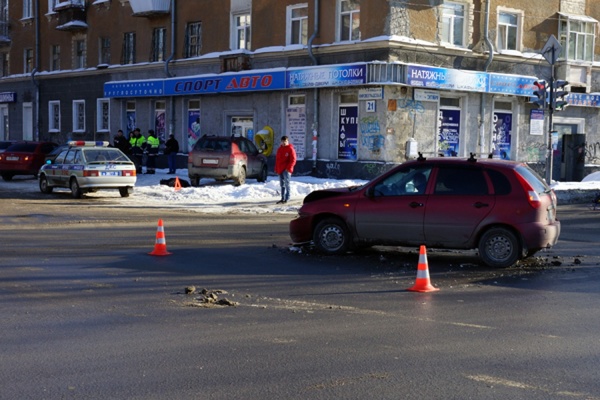 В Екатеринбурге в столкновении двух машин погиб пешеход - Фото 1