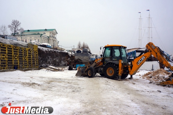 Новый улов! Из Екатеринбургского городского пруда мусорщики достали лавочку и несколько урн - Фото 1