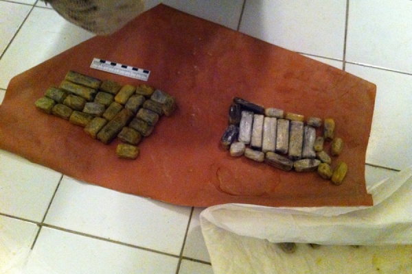 В Кольцово задержаны наркокурьеры-глотатели, перевозившие гашиш - Фото 1