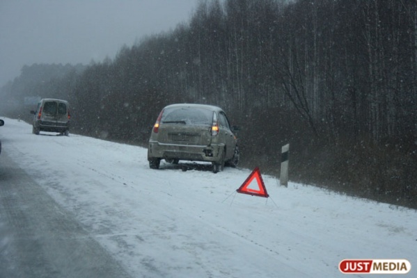 На трассе Екатеринбург—Серов сотрудники МЧС вызволили несколько автолюбителей из снежного плена - Фото 1