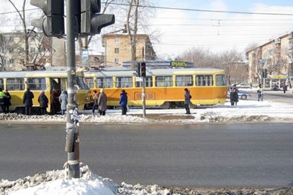 В Екатеринбурге трамвай сбил ребенка, перебегавшего дорогу на красный свет - Фото 1