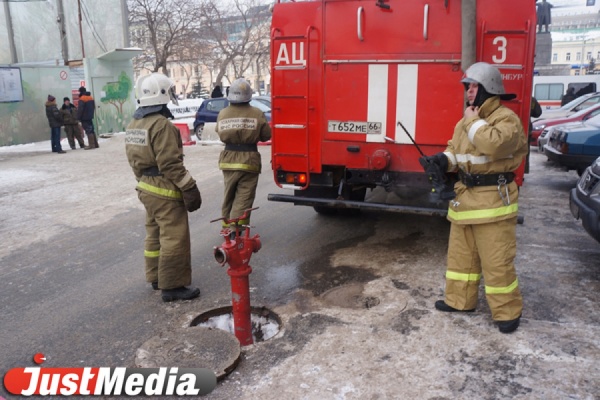 В Екатеринбурге тушат пожар на турбинном заводе - Фото 1