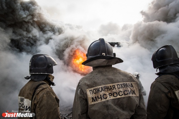 В Екатеринбурге в коллективном саду сгорели три домика - Фото 1