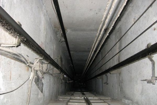 В Москве 13-летняя девочка упала в шахту лифта и разбилась насмерть - Фото 1