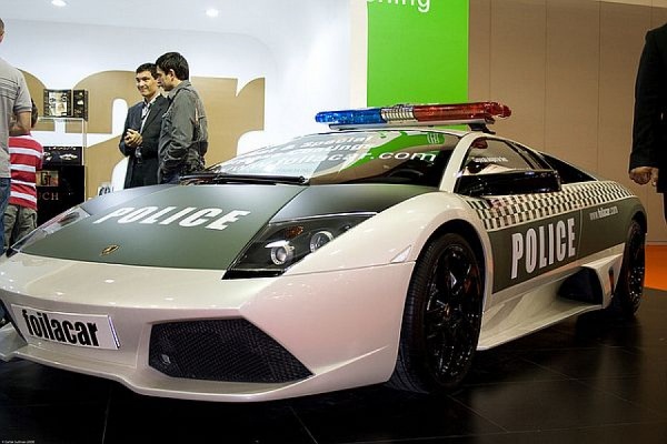 Дорожная полиция Дубая будет патрулировать улицы на спорткарах Lamborghini - Фото 1