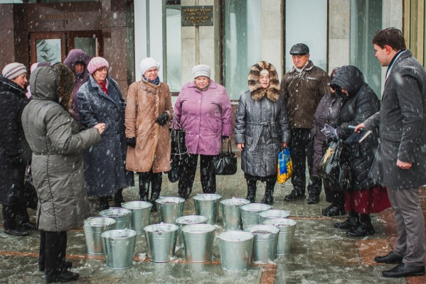 В Екатеринбурге бабушки попытались отдать свою землю депутатам и обещали поделиться с ними картошкой и яблоками - Фото 1