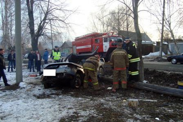 В Невьянске, въехав в столб, погиб водитель «десятки» - Фото 1