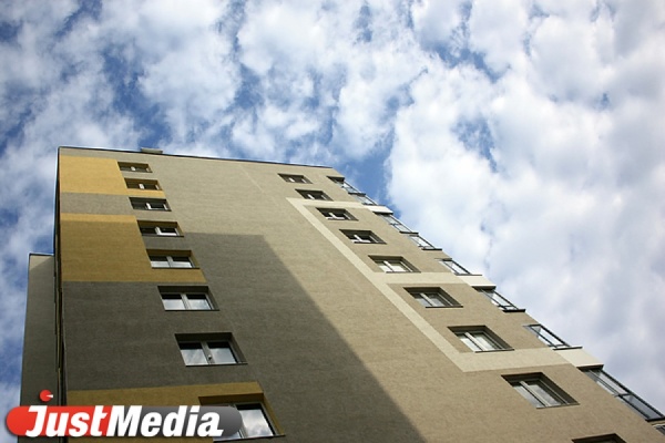 В Екатеринбурге мужчина выпал с девятого этажа - Фото 1