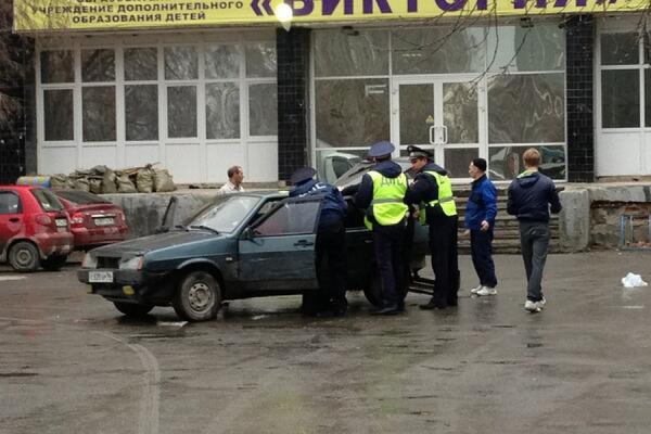 Бегство жителя Екатеринбурга от сотрудников ГИБДД закончилось повреждением трех машин и наручниками - Фото 1