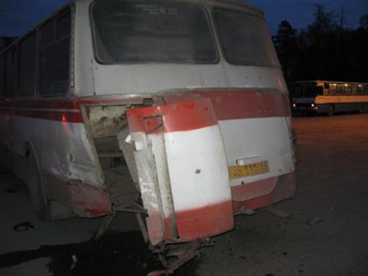 В Новоуральске водитель иномарки въехал в стоящий автобус и съехал в кювет - Фото 1