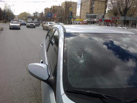 В Екатеринбурге под колесами автомобиля погиб пешеход, переходивший дорогу на красный свет - Фото 1