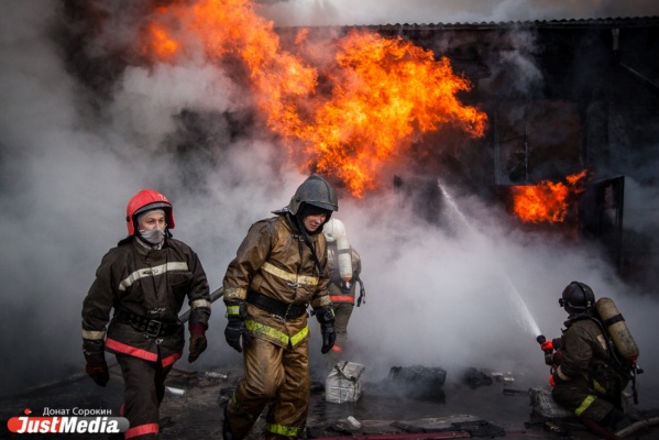 Свердловские коллективные сады горят из-за неосторожного обращения с огнем - Фото 1