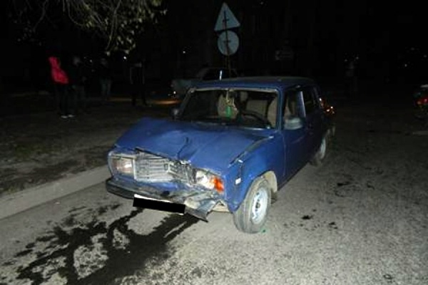 В Первоуральске пьяный водитель сбил двух пешеходов, толкавших сломанный автомобиль - Фото 1
