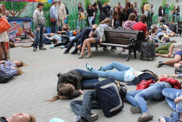 Полсотни молодых людей 'умерли' в центре города - Фото 1