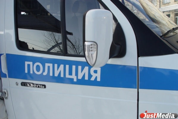 В Екатеринбурге полицейские задержали хулигана, который устроил стрельбу на автопарковке и напал на водителя иномарки - Фото 1